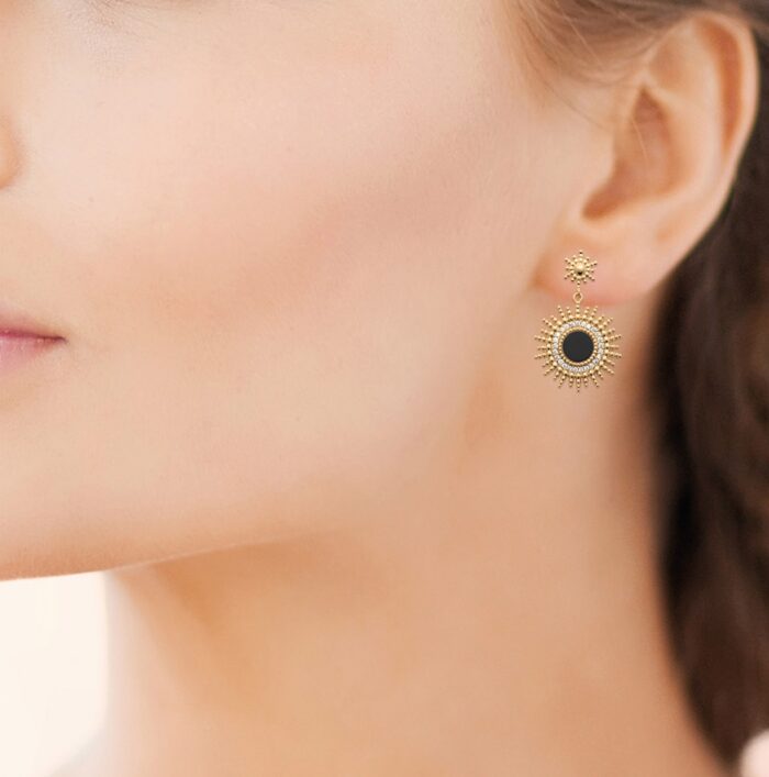 Boucles d'oreilles pendantes "Vénusté" - Agate noire - Oxydes de zirconium - Plaqué or – Image 4