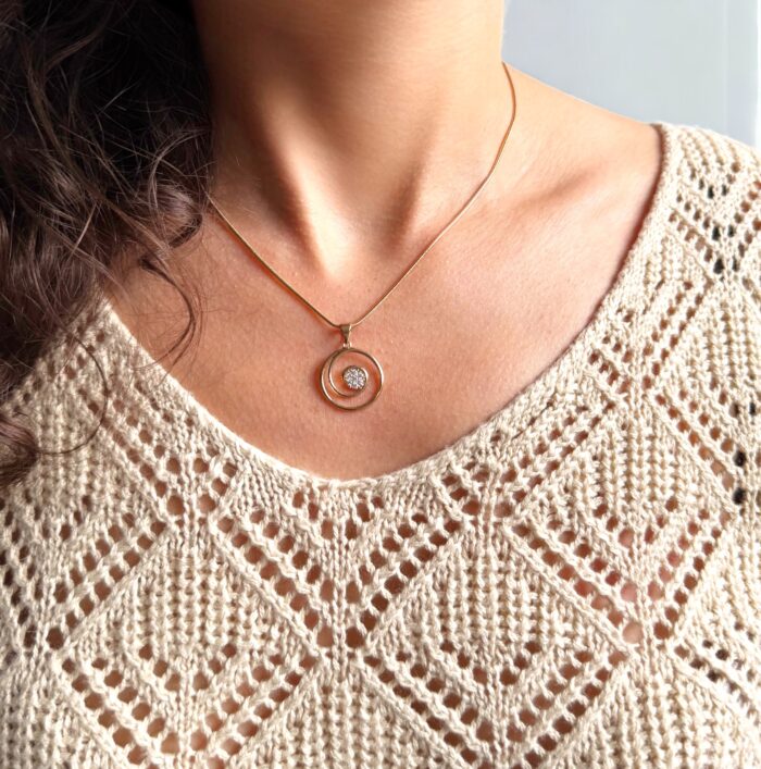 Collier pendentif "Spirale Aura" - Oxydes de zirconium - Chaîne serpent - Plaqué or – Image 4