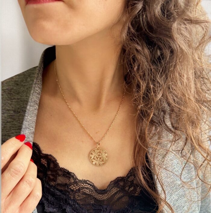 Collier pendentif filigrane "dragon" - Chaîne maille figaro - Plaqué or – Image 4
