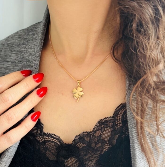 Collier pendentif "Trèfle" - Chaîne maille serpent - Plaqué or – Image 3