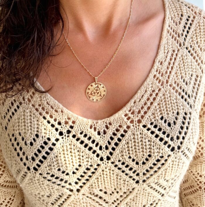 Collier pendentif filigrane "dragon" - Chaîne maille figaro - Plaqué or – Image 5