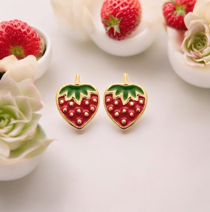 Boucles d'oreilles fraise - Laque rouge et vert - Plaqué or – Image 2