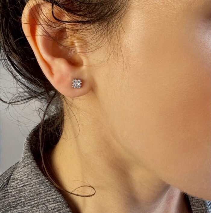 Boucles d'oreilles puce carrée - Oxydes de zirconium - Argent rhodié – Image 4