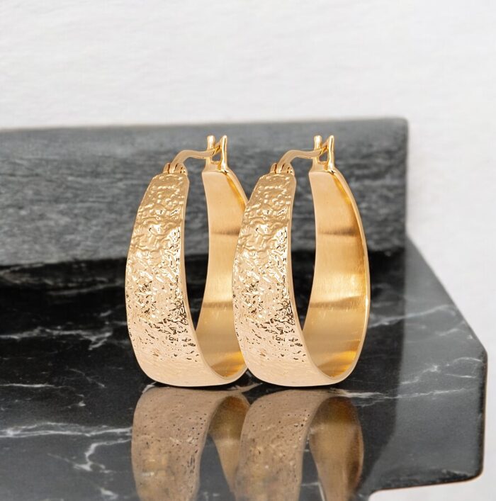 Boucles d'oreilles créoles "Chic Martelées" - Plaqué or – Image 3