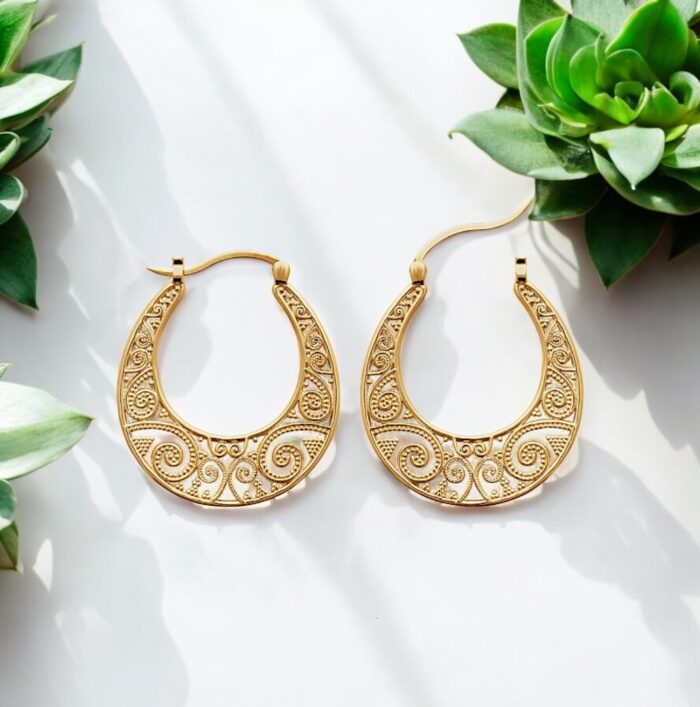 Boucles d'oreilles créoles arabesque - Plaqué or – Image 3