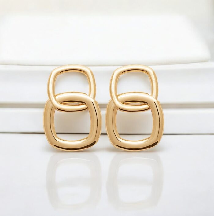 Boucles d'oreilles carrées entrelacées - Plaqué or – Image 3