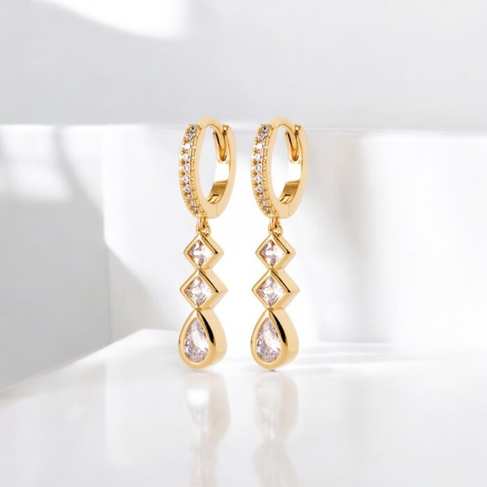 Boucles d'oreilles géométriques - Oxydes de zirconium - Plaqué or – Image 3