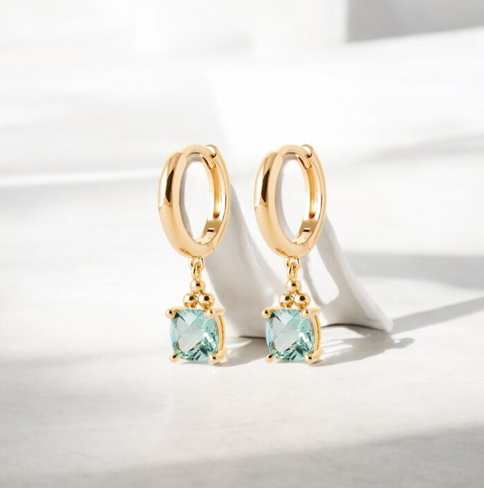 Boucles d'oreilles créoles "Éclat vert" - Oxyde de zirconium vert - Plaqué or – Image 4