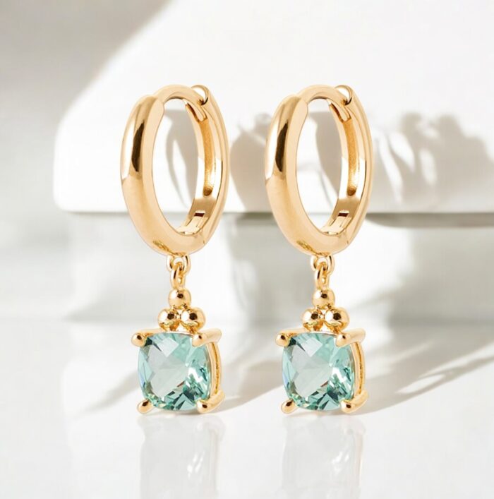 Boucles d'oreilles créoles "Éclat vert" - Oxyde de zirconium vert - Plaqué or – Image 3