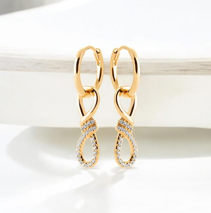 Boucles d’oreilles créoles “Éclat infini” – Oxydes de zirconium – Plaqué or – Image 3