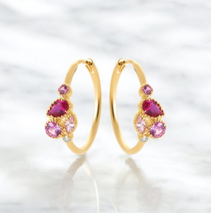 Boucles d’oreilles créoles Céleste – Oxydes de zirconium rose – Plaqué or – Image 3