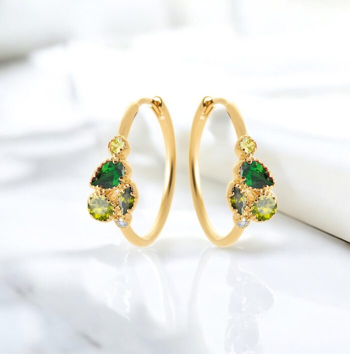 Boucles d’oreilles créoles Céleste – Oxydes de zirconium vert – Plaqué or – Image 3