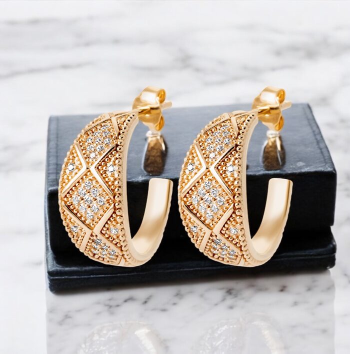 Boucles d'oreilles créoles "Signature" - Oxydes de zirconium - Plaqué or – Image 2