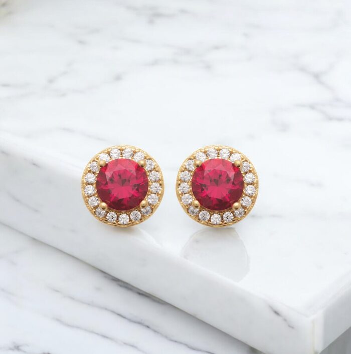 Boucles d'oreilles puces "Éclat rubis rouge" – Oxydes de zirconium – Plaqué or – Image 3