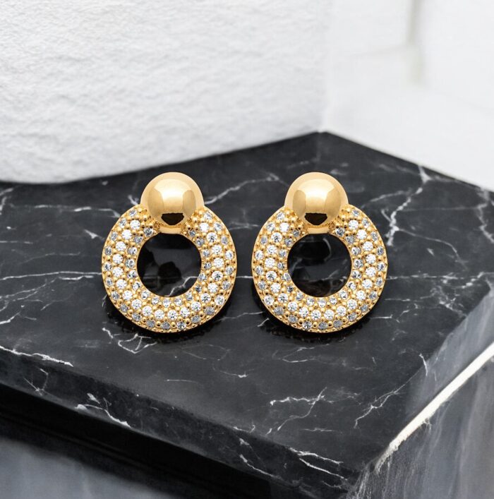 Boucles d'oreilles "cercle de lumière" – Oxydes de zirconium – Plaqué or – Image 3