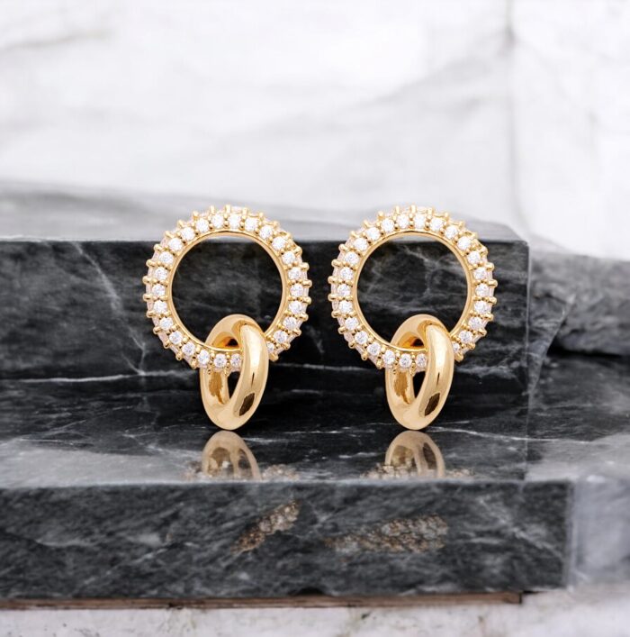Boucles d’oreilles pendantes “Cercles entrelacés” – Oxydes de zirconium – Plaqué or – Image 3