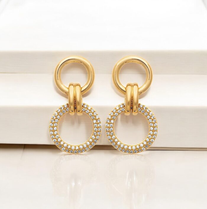 Boucles d’oreilles pendantes “Duo de cercles” – Oxydes de zirconium – Plaqué or – Image 3