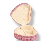 Coffre à bijoux cœur motif tweed rose avec fermeture zippée dorée, compartiments pour bagues, boucles d’oreilles et colliers. Écrin chic, féminin et romantique pour ranger et protéger vos bijoux avec élégance.