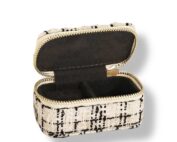 Petit coffre à bijoux rectangle motif tweed noir et blanc avec fils dorés, fermeture zippée dorée et compartiments de rangement pour bagues, boucles d’oreilles et bracelets. Écrin chic, compact et élégant pour protéger vos bijoux.