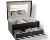 Coffre à bijoux Élégance noir avec miroir intégré, tiroir de rangement et compartiments pour bagues, colliers, bracelets et boucles d’oreilles. Coffret chic et raffiné pour organiser et protéger vos bijoux avec élégance.