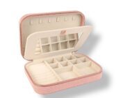 Coffret à bijoux rectangle en velours côtelé rose avec miroir intégré et compartiments de rangement pour bagues, colliers, bracelets et boucles d’oreilles. Écrin élégant, féminin et pratique pour protéger vos bijoux avec raffinement.