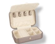 Coffre à bijoux rectangle taupe effet cuir grainé avec compartiments de rangement, porte-bagues, emplacements pour boucles d’oreilles et intérieur doublé doux. Écrin élégant, pratique et raffiné pour organiser et protéger vos bijoux.